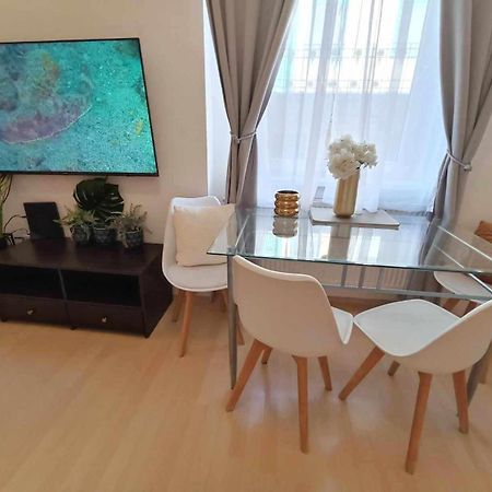 Trendy 2 Room Flat, Next To Corvin Mall Free Huge Garage! Ac,Dishwasher,Washmachine, Smart Tv Boedapest Buitenkant foto