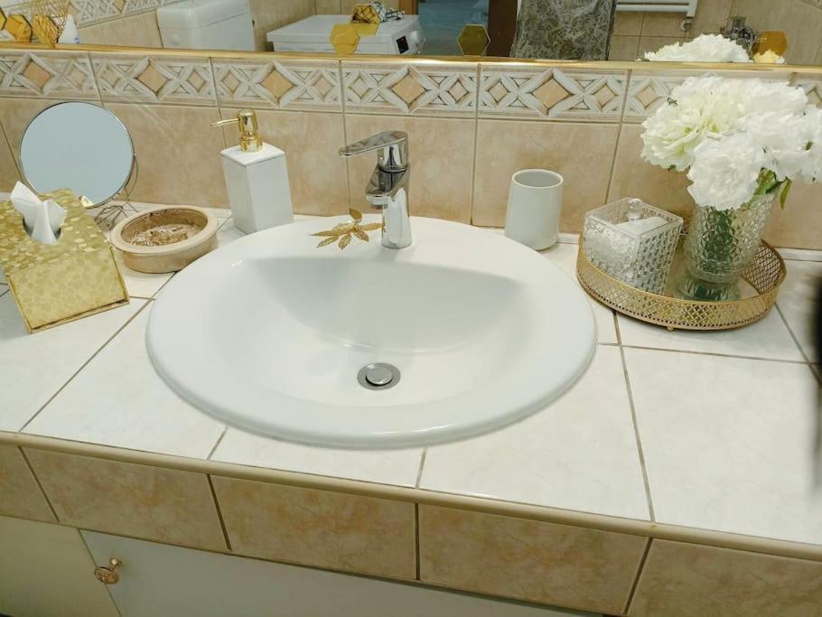 Trendy 2 Room Flat, Next To Corvin Mall Free Huge Garage! Ac,Dishwasher,Washmachine, Smart Tv Boedapest Buitenkant foto