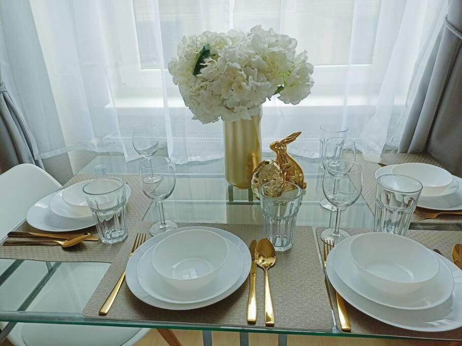 Trendy 2 Room Flat, Next To Corvin Mall Free Huge Garage! Ac,Dishwasher,Washmachine, Smart Tv Boedapest Buitenkant foto