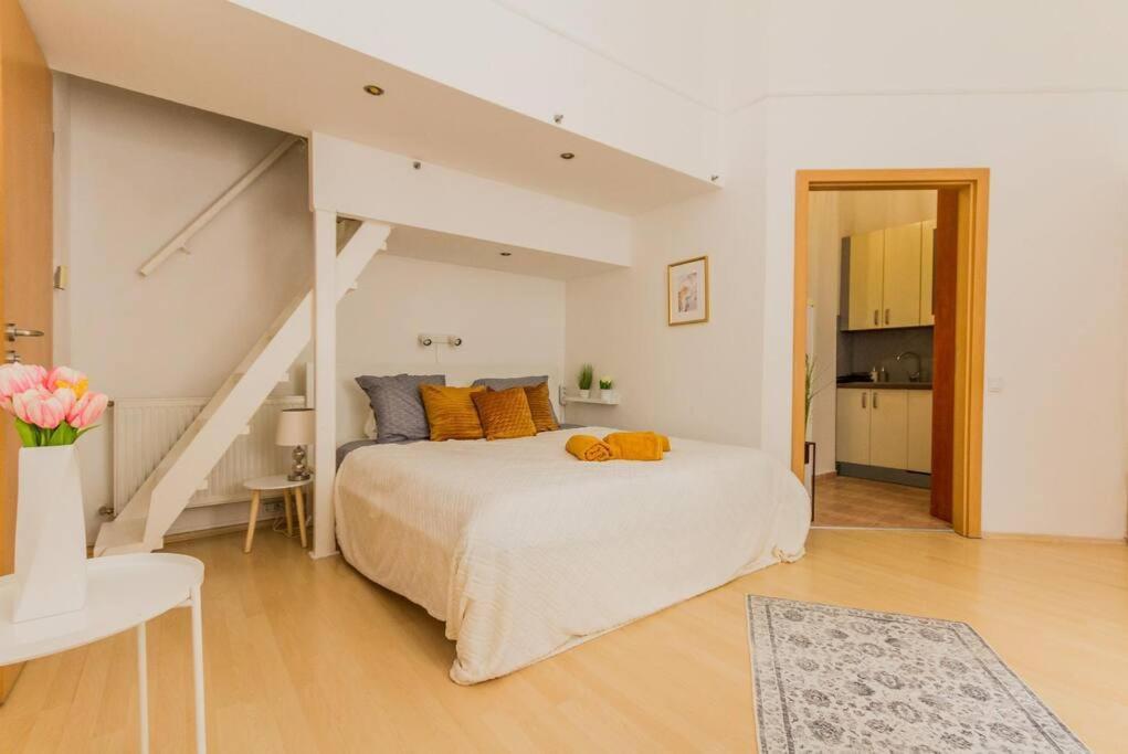Trendy 2 Room Flat, Next To Corvin Mall Free Huge Garage! Ac,Dishwasher,Washmachine, Smart Tv Boedapest Buitenkant foto