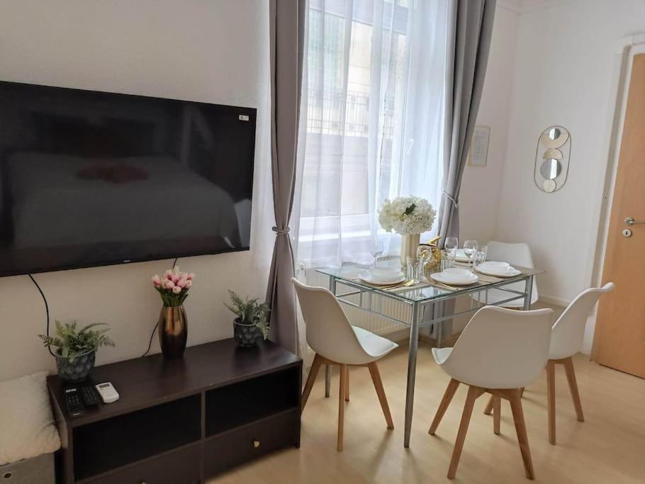 Trendy 2 Room Flat, Next To Corvin Mall Free Huge Garage! Ac,Dishwasher,Washmachine, Smart Tv Boedapest Buitenkant foto