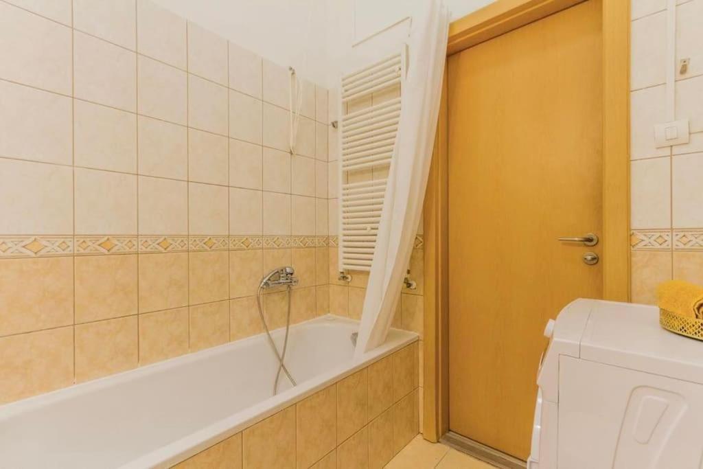 Trendy 2 Room Flat, Next To Corvin Mall Free Huge Garage! Ac,Dishwasher,Washmachine, Smart Tv Boedapest Buitenkant foto