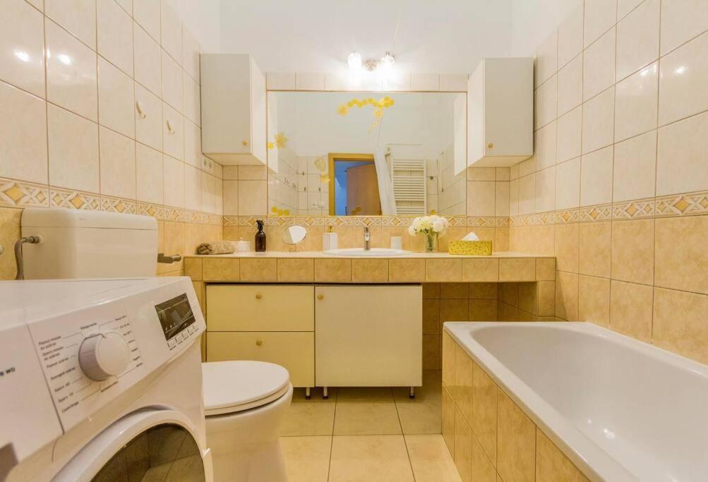 Trendy 2 Room Flat, Next To Corvin Mall Free Huge Garage! Ac,Dishwasher,Washmachine, Smart Tv Boedapest Buitenkant foto