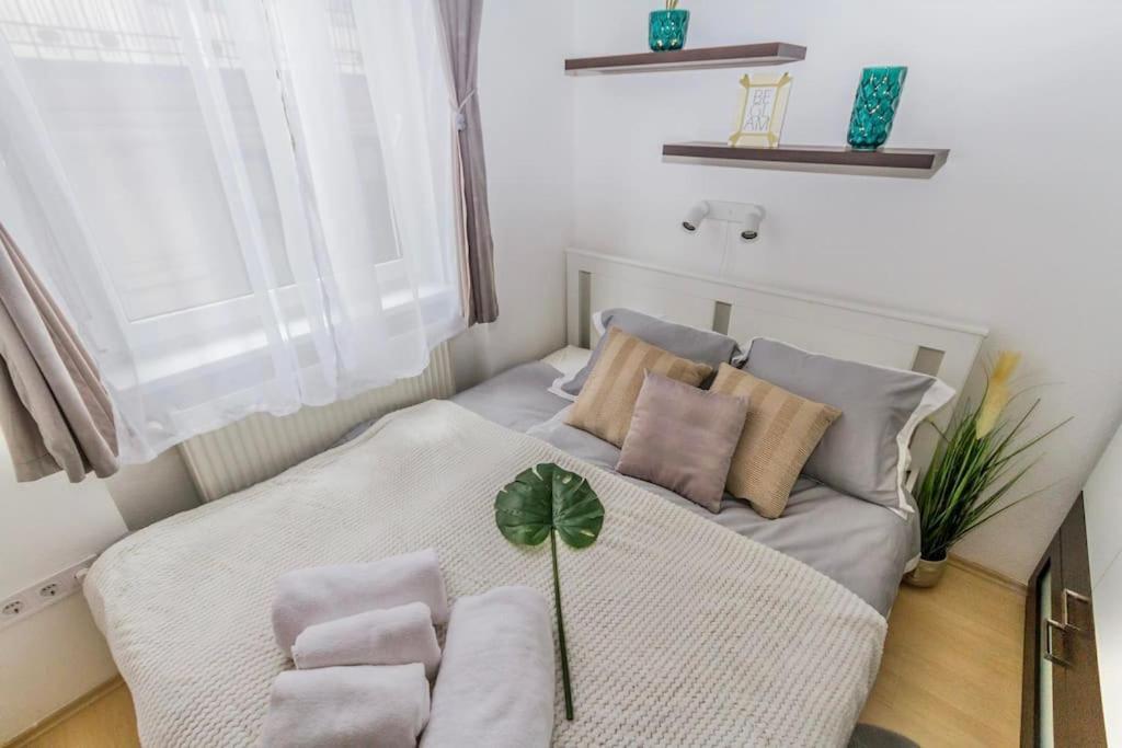 Trendy 2 Room Flat, Next To Corvin Mall Free Huge Garage! Ac,Dishwasher,Washmachine, Smart Tv Boedapest Buitenkant foto