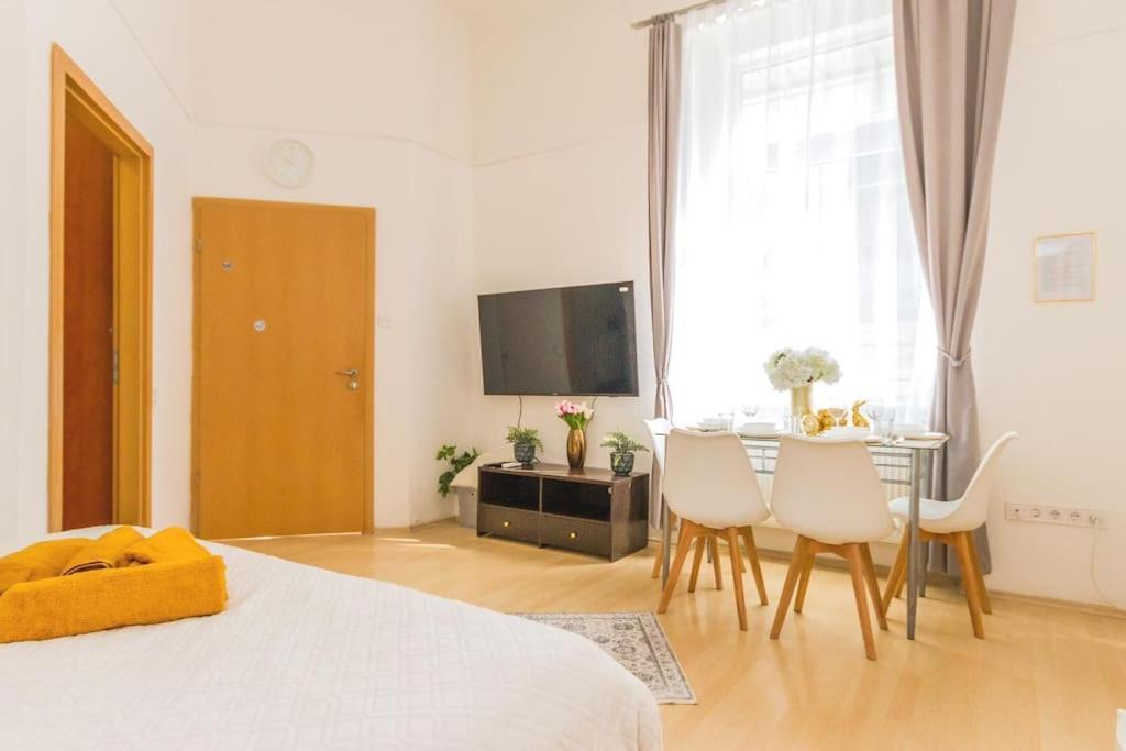 Trendy 2 Room Flat, Next To Corvin Mall Free Huge Garage! Ac,Dishwasher,Washmachine, Smart Tv Boedapest Buitenkant foto