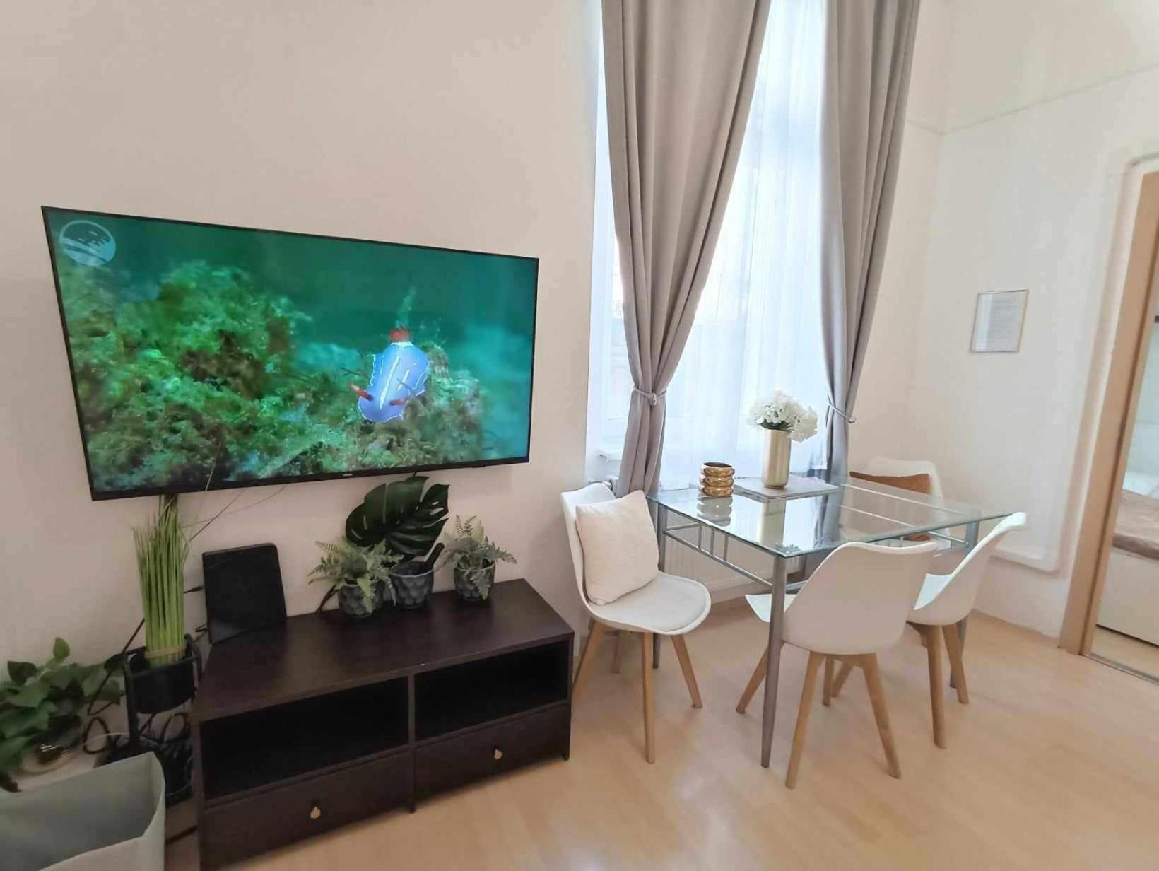 Trendy 2 Room Flat, Next To Corvin Mall Free Huge Garage! Ac,Dishwasher,Washmachine, Smart Tv Boedapest Buitenkant foto